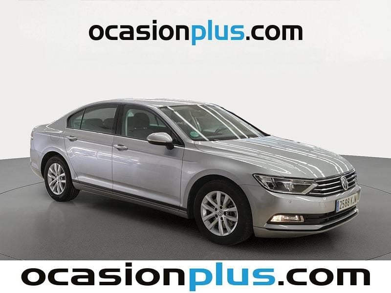 Usado VW Passat Edition 120 CV (88 kW) 2018 Gris plata Berlina