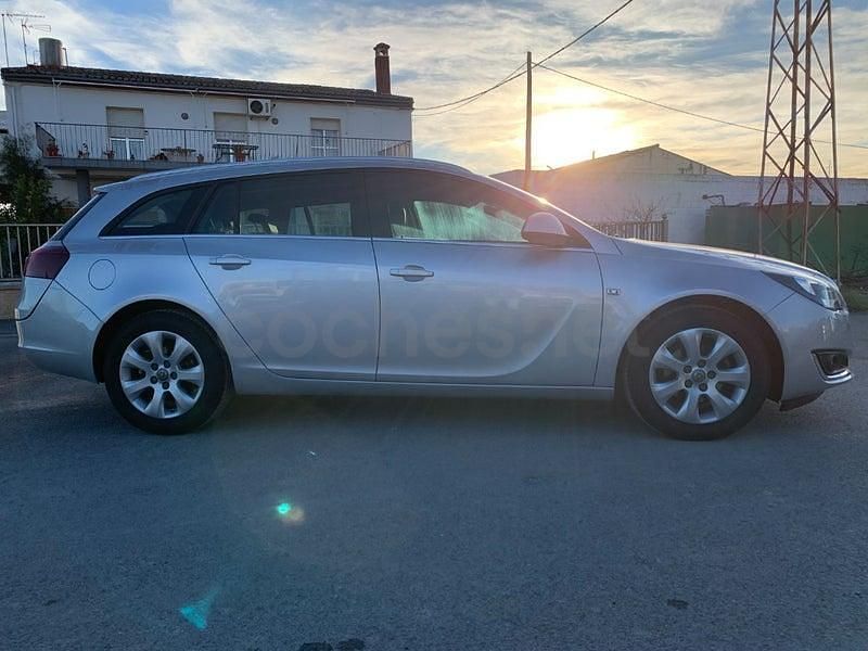Usado Opel Insignia Selective 140 CV (102 kW) 2016 Gris / plata Familiar