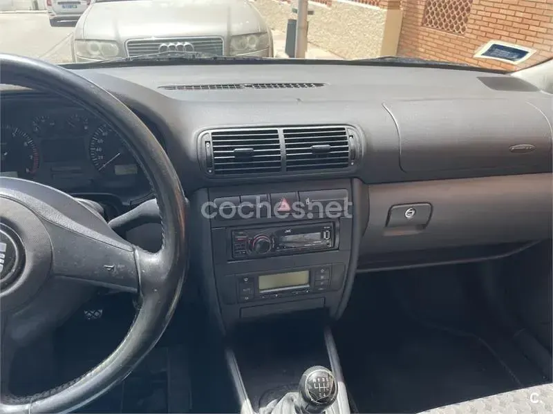 Usado Seat Leon Sport 105 CV (77 kW) 2002 Gris / plata Utilitario