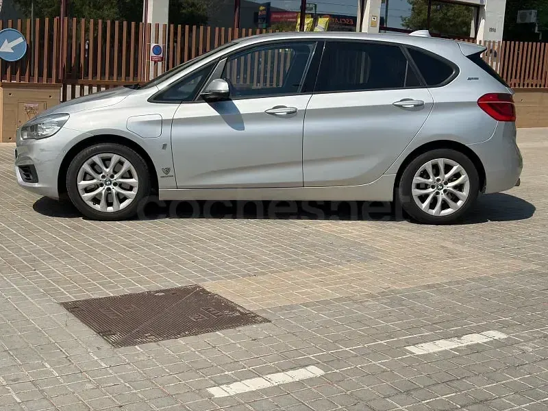 Usado BMW 225 Active Tourer iPerformance 224 CV (164 kW) 2017 Gris / plata Monovolumen