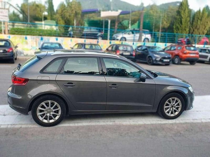 Usado Audi A3 Sportback Attraction 150 CV (110 kW) 2016 Gris Utilitario