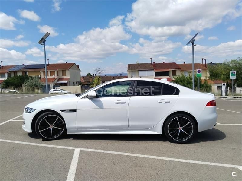 Usado Jaguar XE R-Sport 180 CV (132 kW) 2017 Blanco Berlina