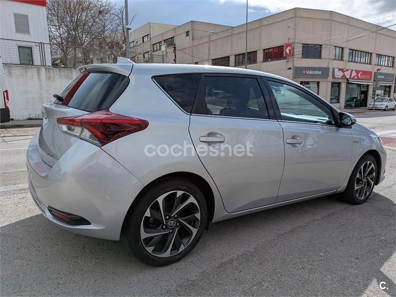 Usado Toyota Auris Hybrid 136 CV (100 kW) 2015 Gris / plata Berlina
