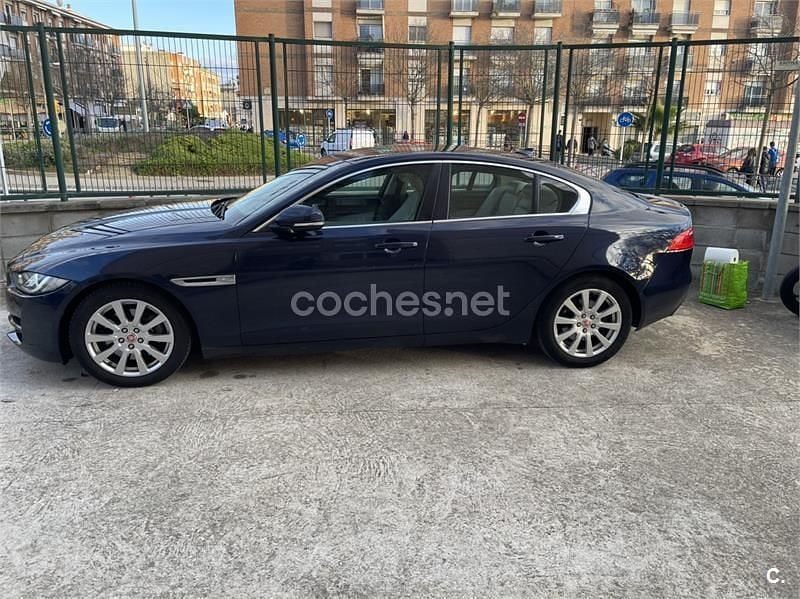 Usado Jaguar XE Prestige 180 CV (132 kW) 2016 Azul Berlina