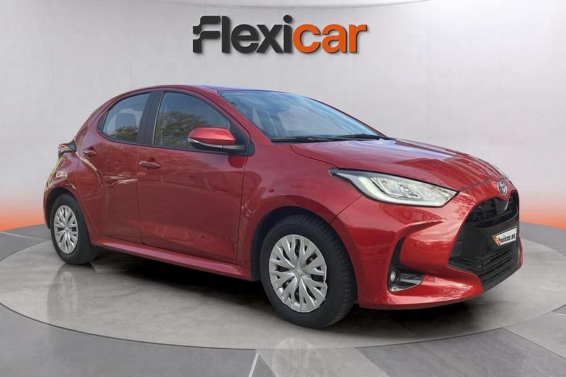 Granate Usado 2023 Toyota Yaris Hybrid Style Berlina | 16.990 € (Super precio) - Imagen 1/4