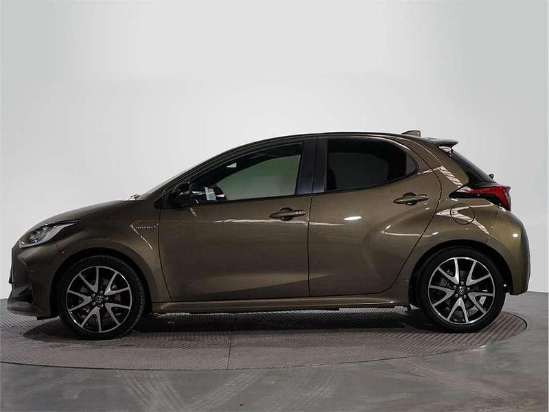 Usado Toyota Yaris Hybrid Style 116 CV (85 kW) 2021 Bronce oliva Utilitario