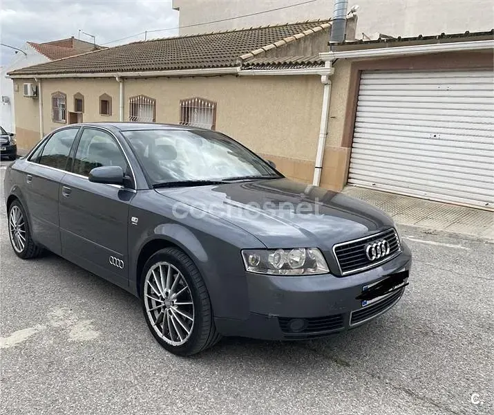 Begagnad Audi A4 155 HK (114 kW) 2002 Grå Sedan