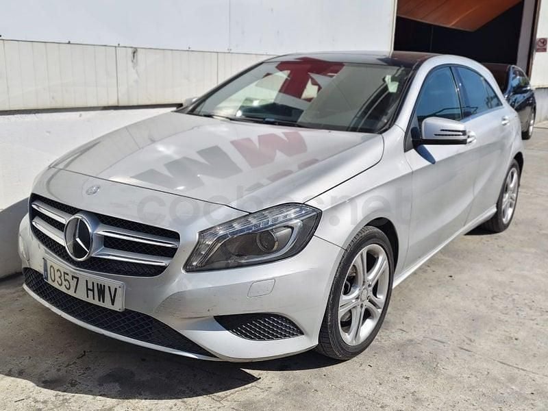 Usado Mercedes A180 Style 122 HP (89 kW) 2014 Cinzento Sedan