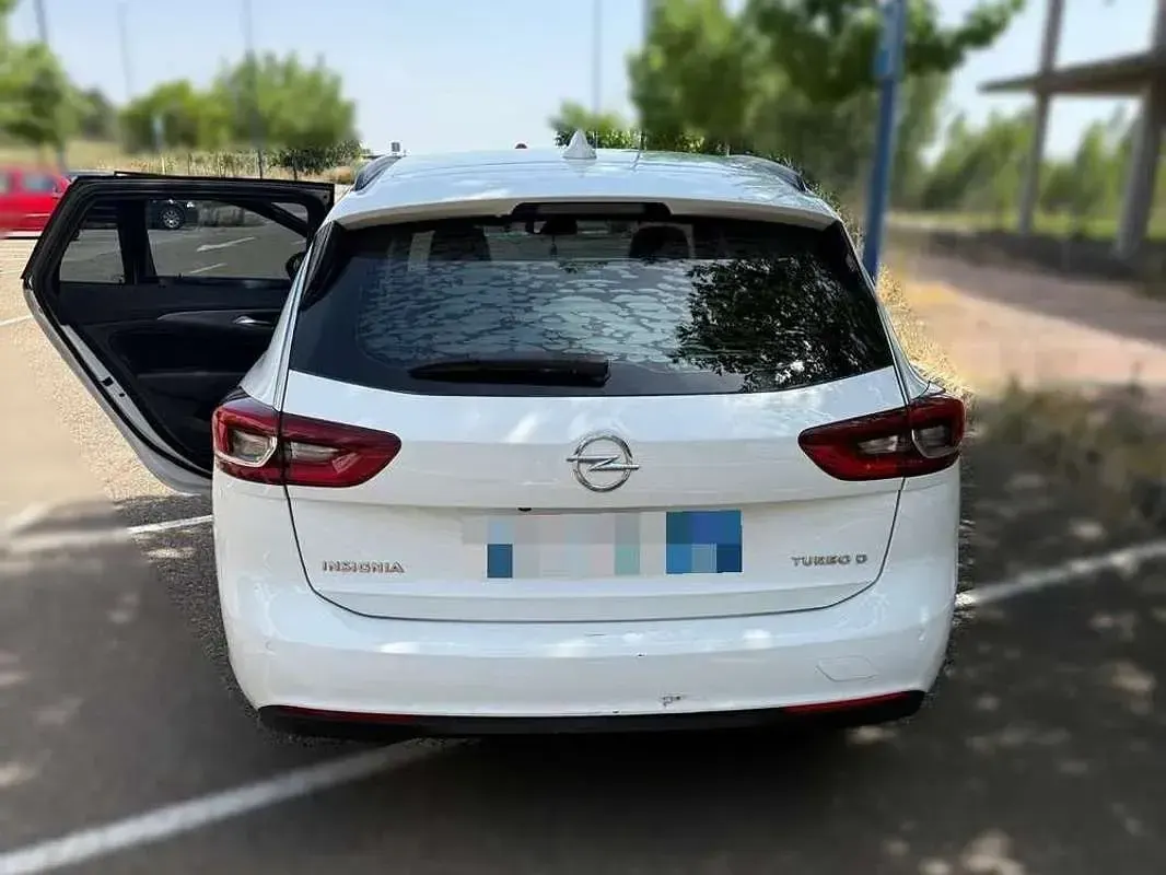 Usado Opel Insignia Selective 136 CV (100 kW) 2017 Blanco Familiar
