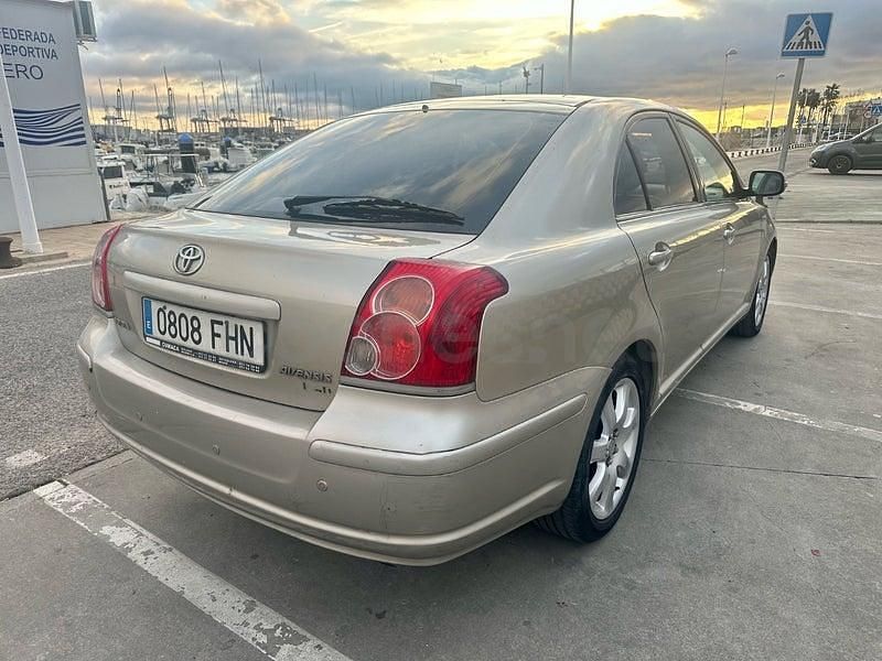Usado Toyota Avensis Executive 126 CV (92 kW) 2006 Beige Berlina
