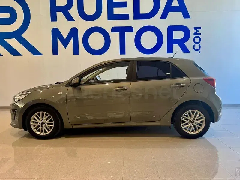 Usado Kia Rio 100 CV (73 kW) 2021 Gris / plata Berlina