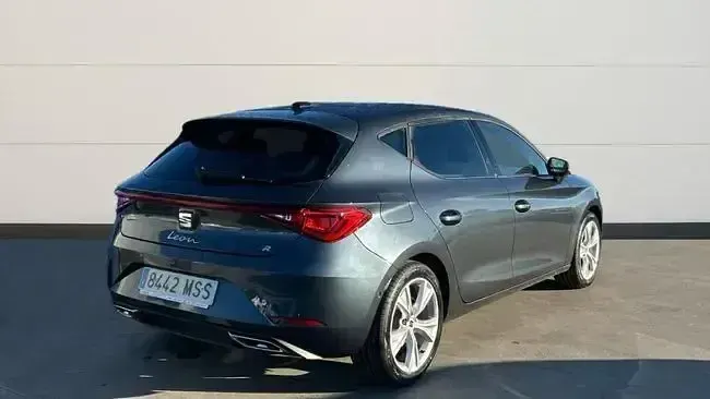Usado Seat Leon FR 110 CV (80 kW) 2024 Gris / plata Berlina