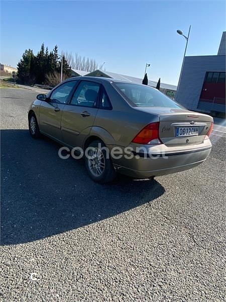 Usado Ford Focus Ghia 100 CV (73 kW) 2003 Marrón Berlina