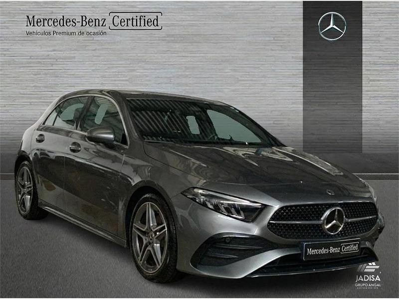 Usado Mercedes A180 AMG line 136 CV (100 kW) 2025 Gris montaña Berlina