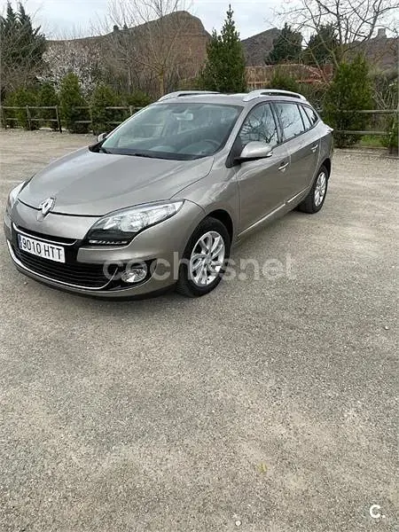 Usado Renault Mégane GrandTour Dynamique 115 CV (84 kW) 2013 Gris / plata Familiar