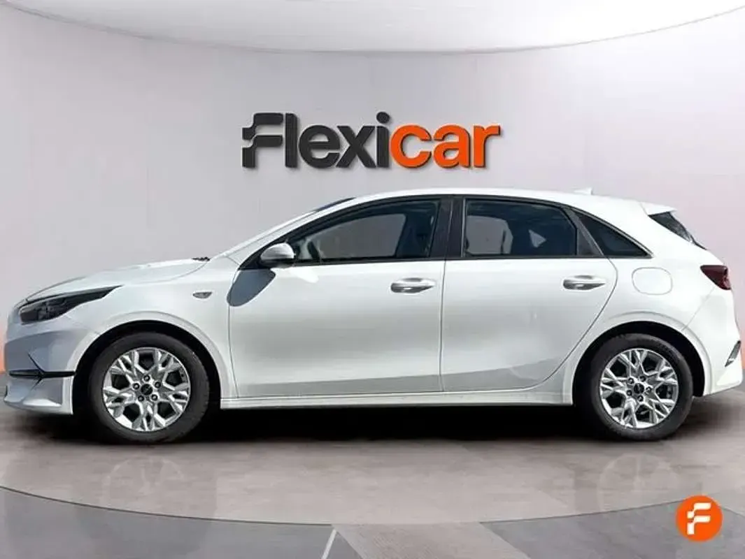 Usado Kia Ceed 101 CV (74 kW) 2022 Blanco Utilitario