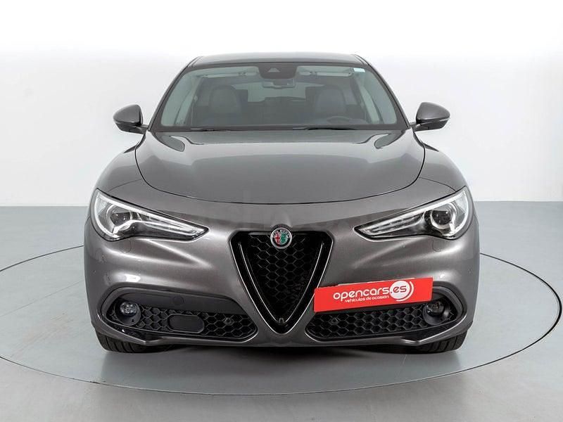 Usado Alfa Romeo Stelvio Sprint 190 CV (139 kW) 2021 Gris / plata SUV