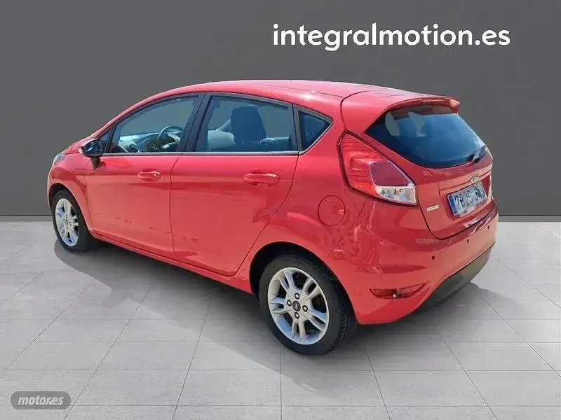 Usado Ford Fiesta Trend 100 CV (73 kW) 2016 Rojo Utilitario