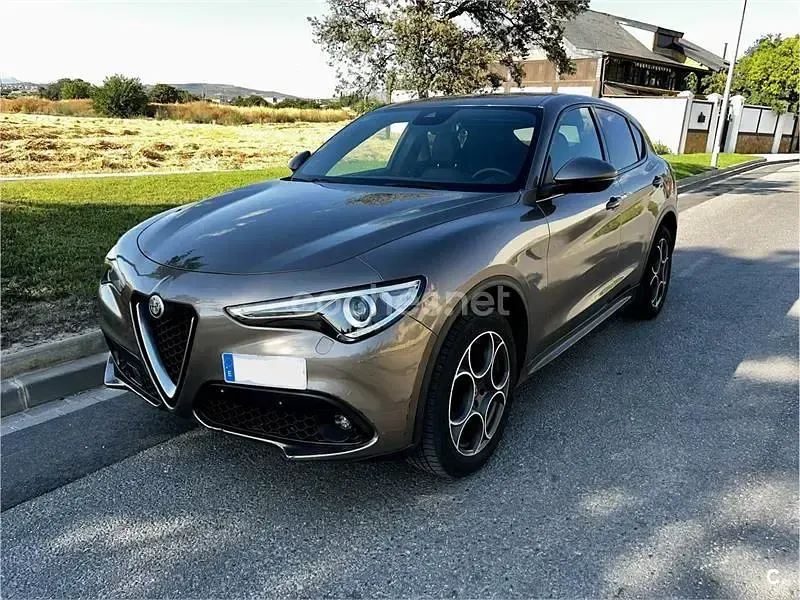 Usado Alfa Romeo Stelvio Executive 210 CV (154 kW) 2018 Gris / plata SUV