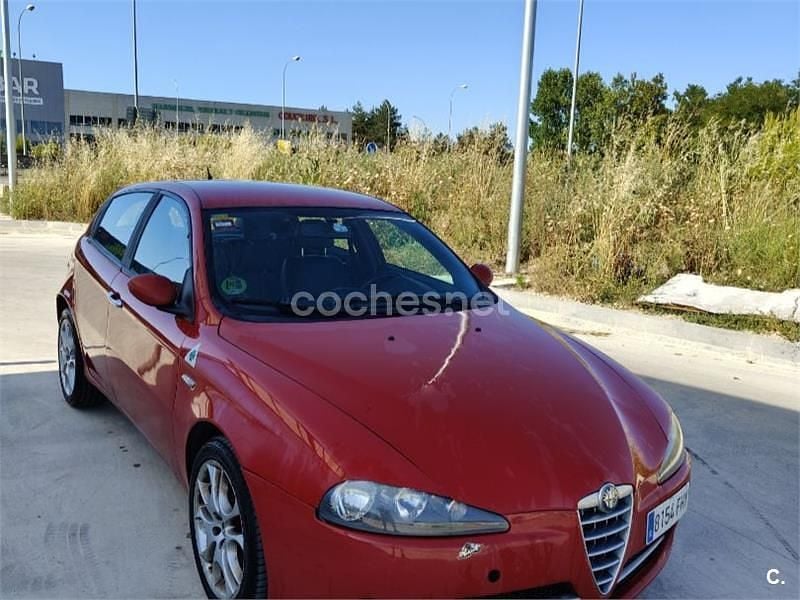 Rojo Usado 2006 Alfa Romeo 147 Utilitario | 2990 € (Precio justo) - Imagen 1/4