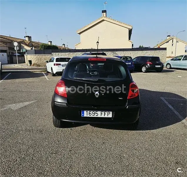 Usado Renault Clio II Dynamique 75 CV (55 kW) 2006 Negro Berlina