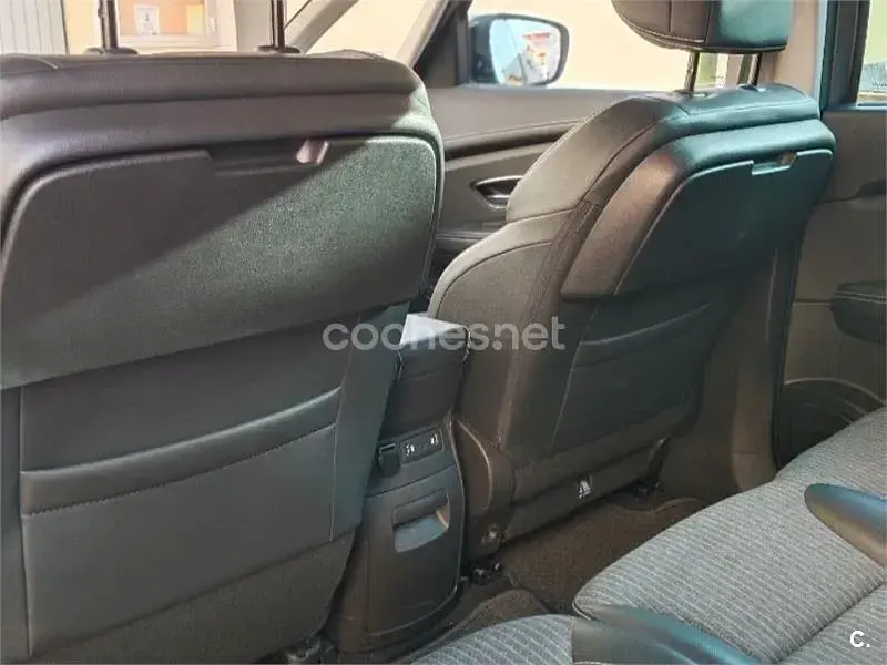Usado Renault Grand Scénic IV Zen 140 CV (102 kW) 2022 Gris / plata Monovolumen