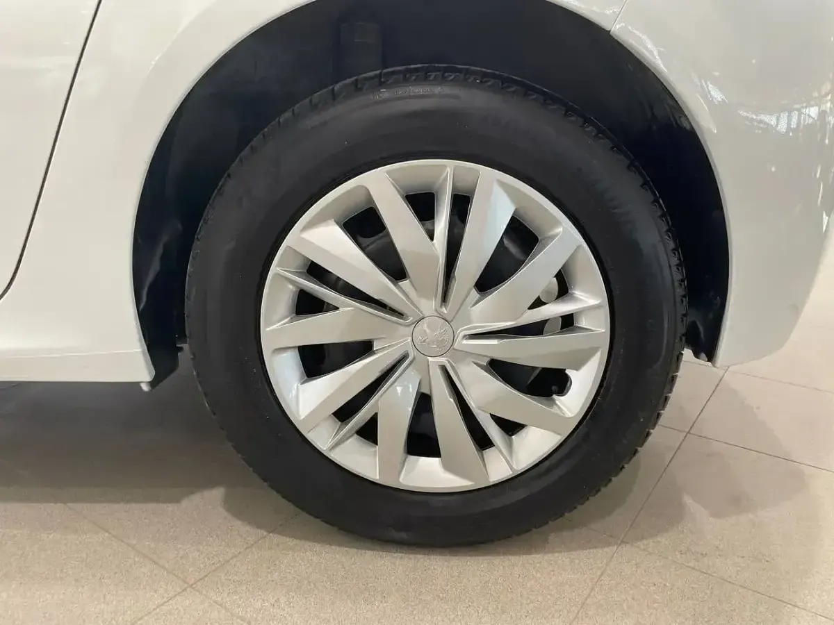 Usado Peugeot 208 Active 100 CV (73 kW) 2022 Blanco Utilitario