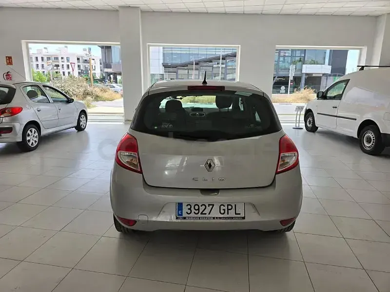 Usado Renault Clio II 70 CV (51 kW) 2009 Gris / plata Berlina