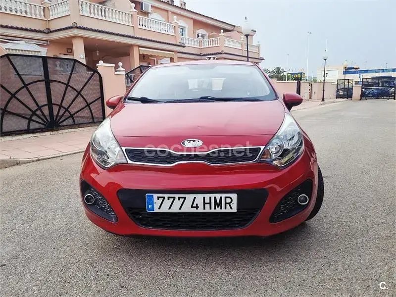 Usado Kia Rio 109 CV (80 kW) 2013 Rojo Berlina