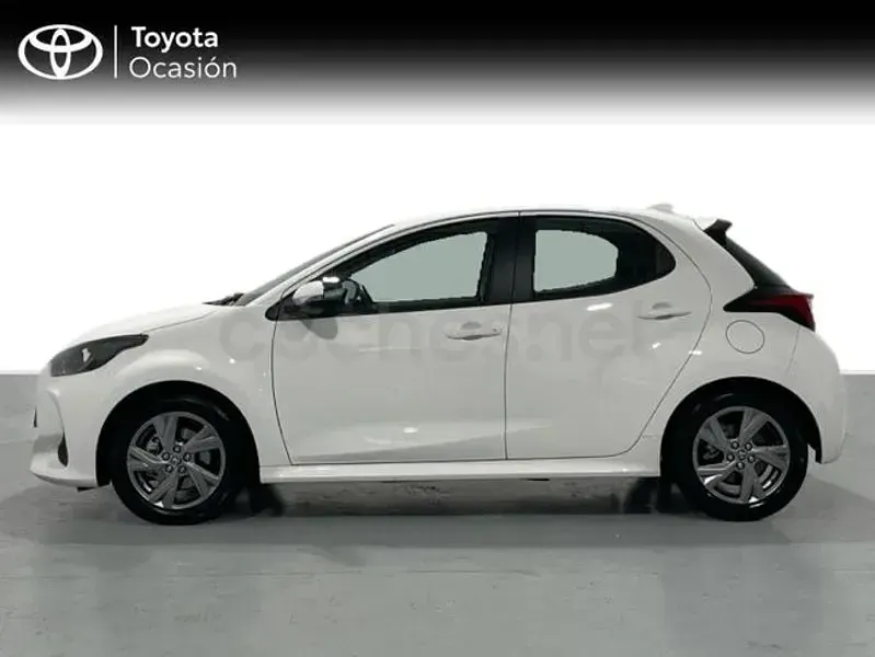 Usado Toyota Yaris Hybrid Active 116 CV (85 kW) 2024 Blanco Berlina