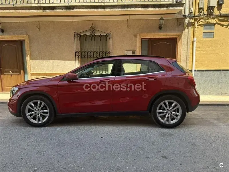 Usado Mercedes GLA180 Style 122 CV (89 kW) 2016 Rojo SUV