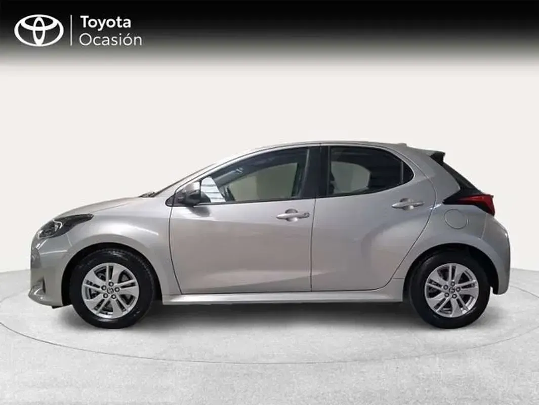 Usado Toyota Yaris Active 116 CV (85 kW) 2022 Plateado Utilitario