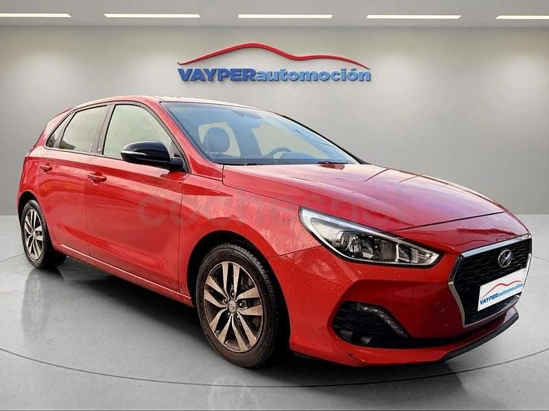 Usado Hyundai i30 120 CV (88 kW) 2018 Rojo Berlina