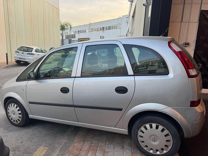 Usado Opel Meriva Cosmo 100 CV (73 kW) 2004 Gris / plata Monovolumen
