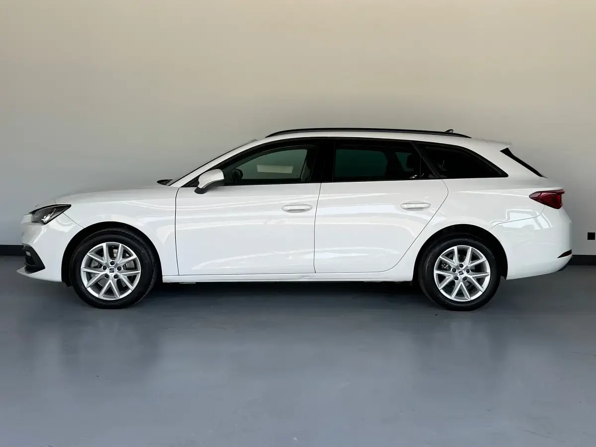 Usado Seat Leon Style 115 CV (84 kW) 2022 Blanco Familiar