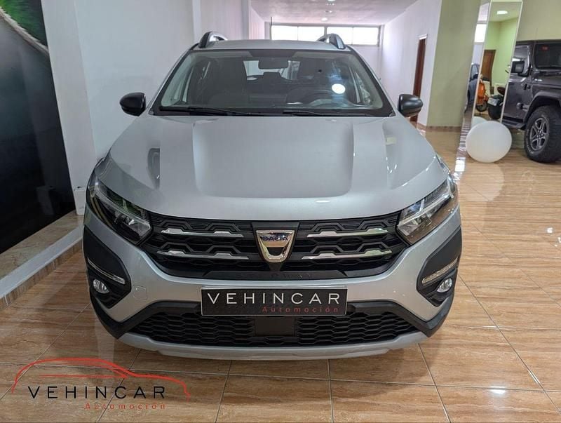 Usado Dacia Sandero Comfort 91 CV (66 kW) 2022 Gris / plata Utilitario