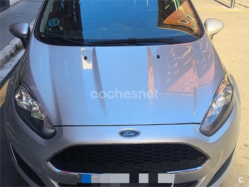 Usado Ford Fiesta Trend 82 CV (60 kW) 2016 Gris / plata Berlina