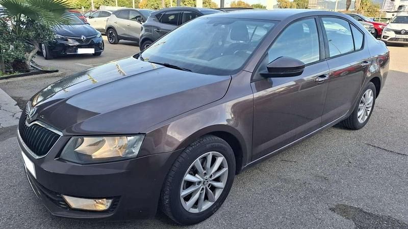 Usado Skoda Octavia Active 105 CV (77 kW) 2014 Marrón Utilitario