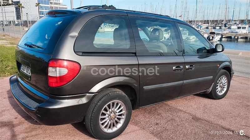 Usado Chrysler Voyager 143 CV (105 kW) 2006 Gris / plata Monovolumen