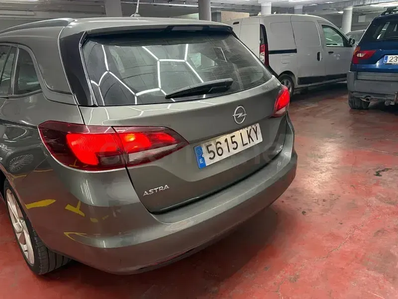 Usado Opel Astra Edition 105 CV (77 kW) 2021 Gris / plata Familiar