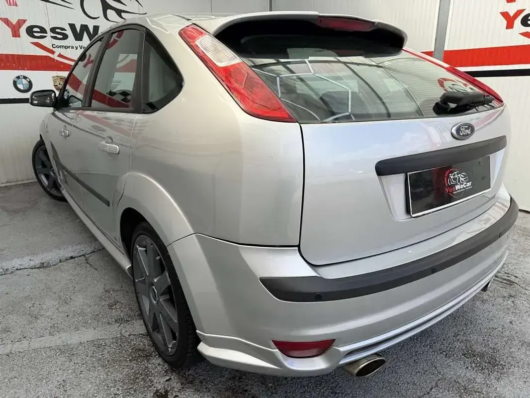 Usado Ford Focus Sport 145 CV (106 kW) 2005 Gris Utilitario
