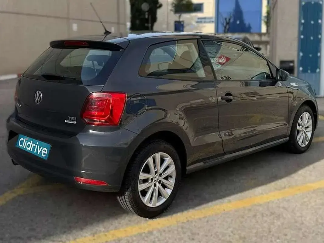 Usado VW Polo Advance 90 CV (66 kW) 2014 Gris Utilitario