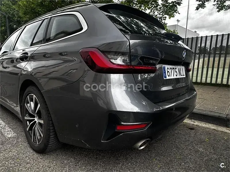 Usado BMW 330e Sport Line 292 CV (214 kW) 2022 Gris / plata Familiar