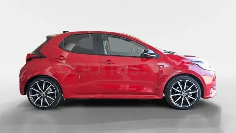 Usado Toyota Yaris Hybrid Sport 130 CV (95 kW) 2025 Rojo Berlina