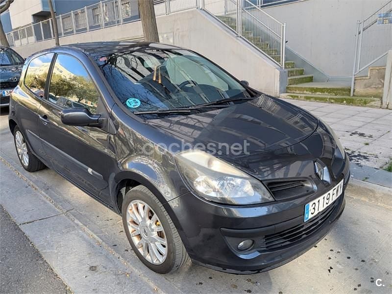 Usado Renault Clio II 100 CV (73 kW) 2007 Gris / plata Berlina