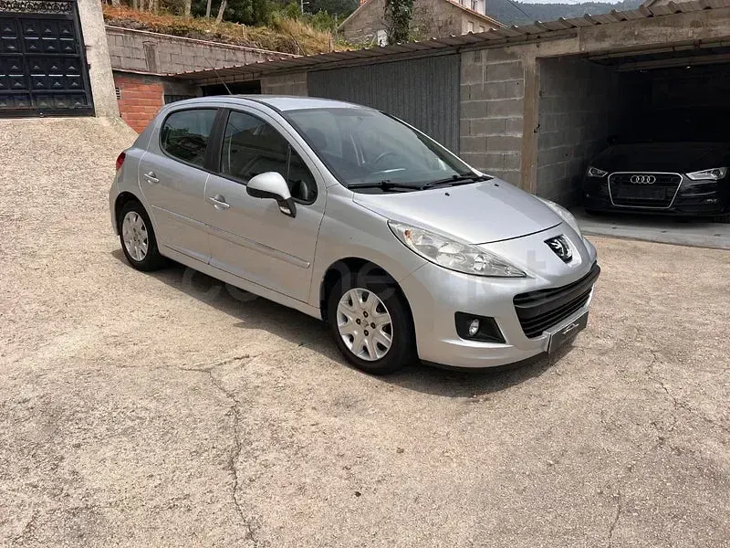 Usado Peugeot 207 Active 70 CV (51 kW) 2012 Gris / plata Berlina