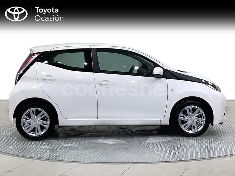 Usado Toyota Aygo X-play 69 CV (50 kW) 2017 Blanco Utilitario