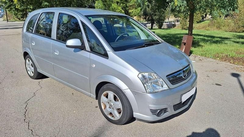 Usado Opel Meriva Enjoy 90 CV (66 kW) 2008 Plateado Monovolumen