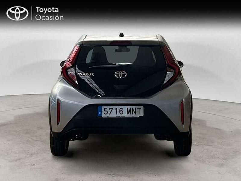 Usado Toyota Aygo Play 72 CV (52 kW) 2024 Gris Utilitario