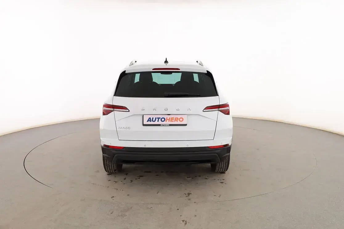 Usado Skoda Karoq Ambition 110 CV (80 kW) 2023 Blanco SUV